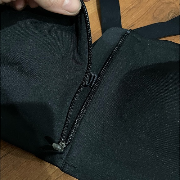 NWT Zip up sports bra with adjustable straps and center clasp - Picture 8 of 8